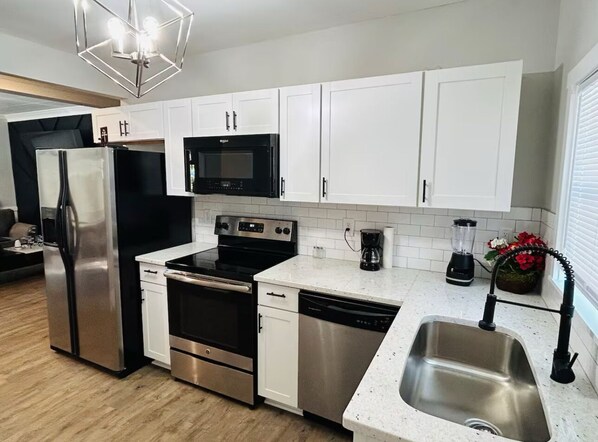 Microwave, oven, stovetop, dishwasher - Mimosa house (Goldsboro)