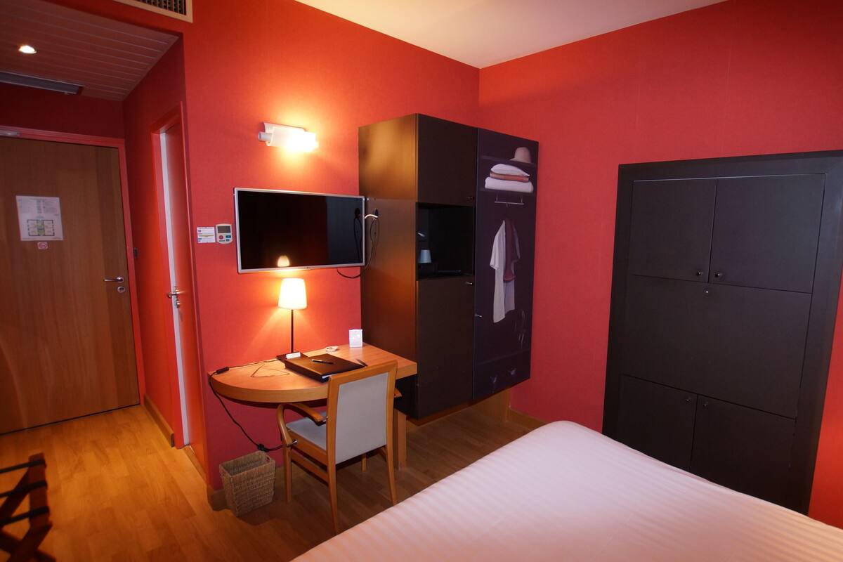Standard Double Room | Minibar, in-room safe, laptop workspace, blackout drapes
