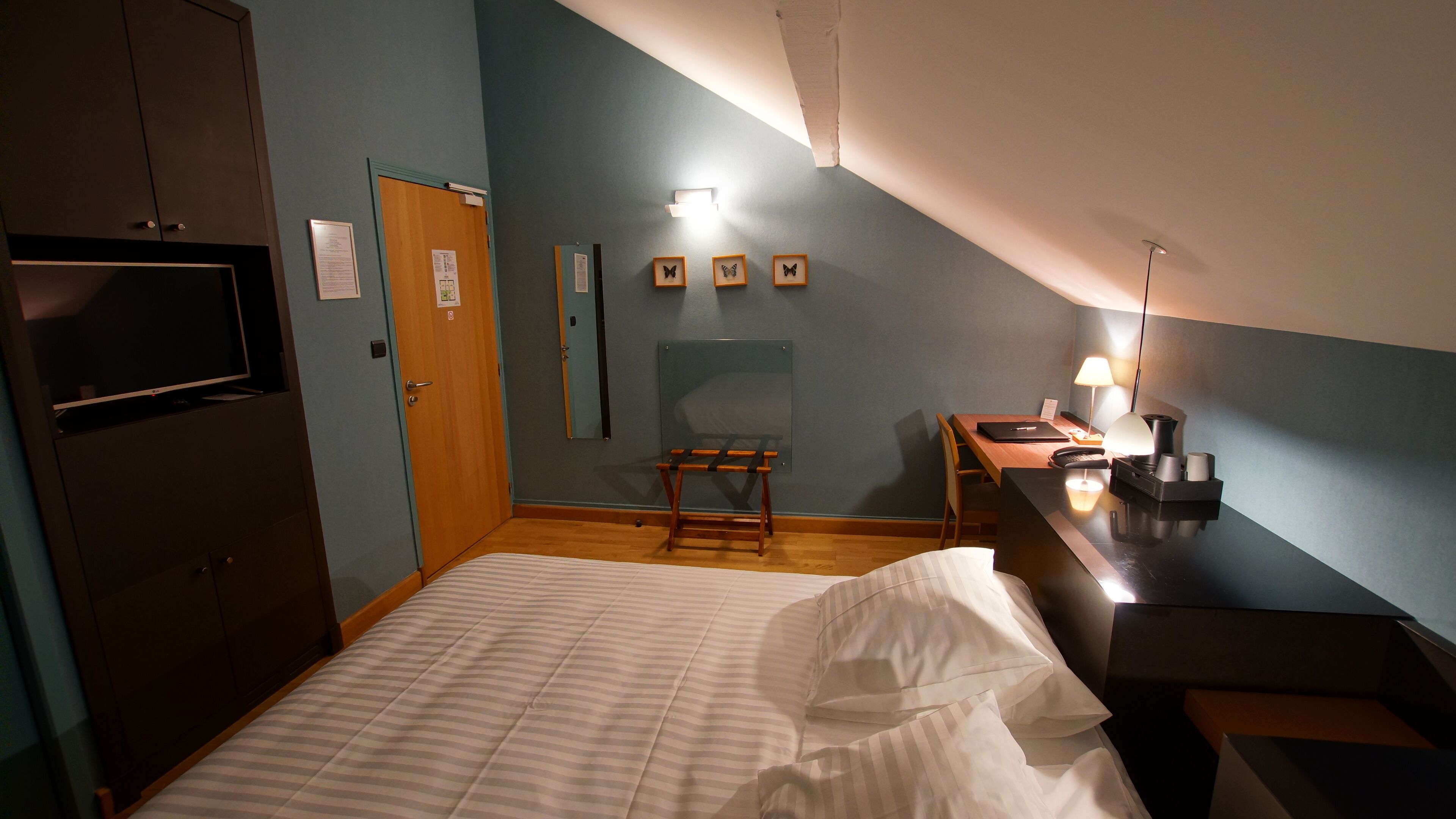 クラシック ダブルまたはツインルーム | ミニバー、セーフティボックス (室内)、ノートパソコン用作業スペース、遮光カーテン