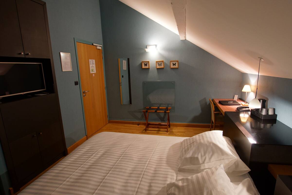 Classic Double or Twin Room | Minibar, in-room safe, laptop workspace, blackout drapes