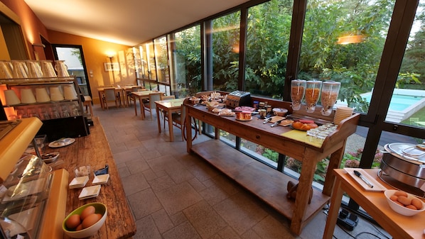 Petit déjeuner buffet servi tous les jours en supplément