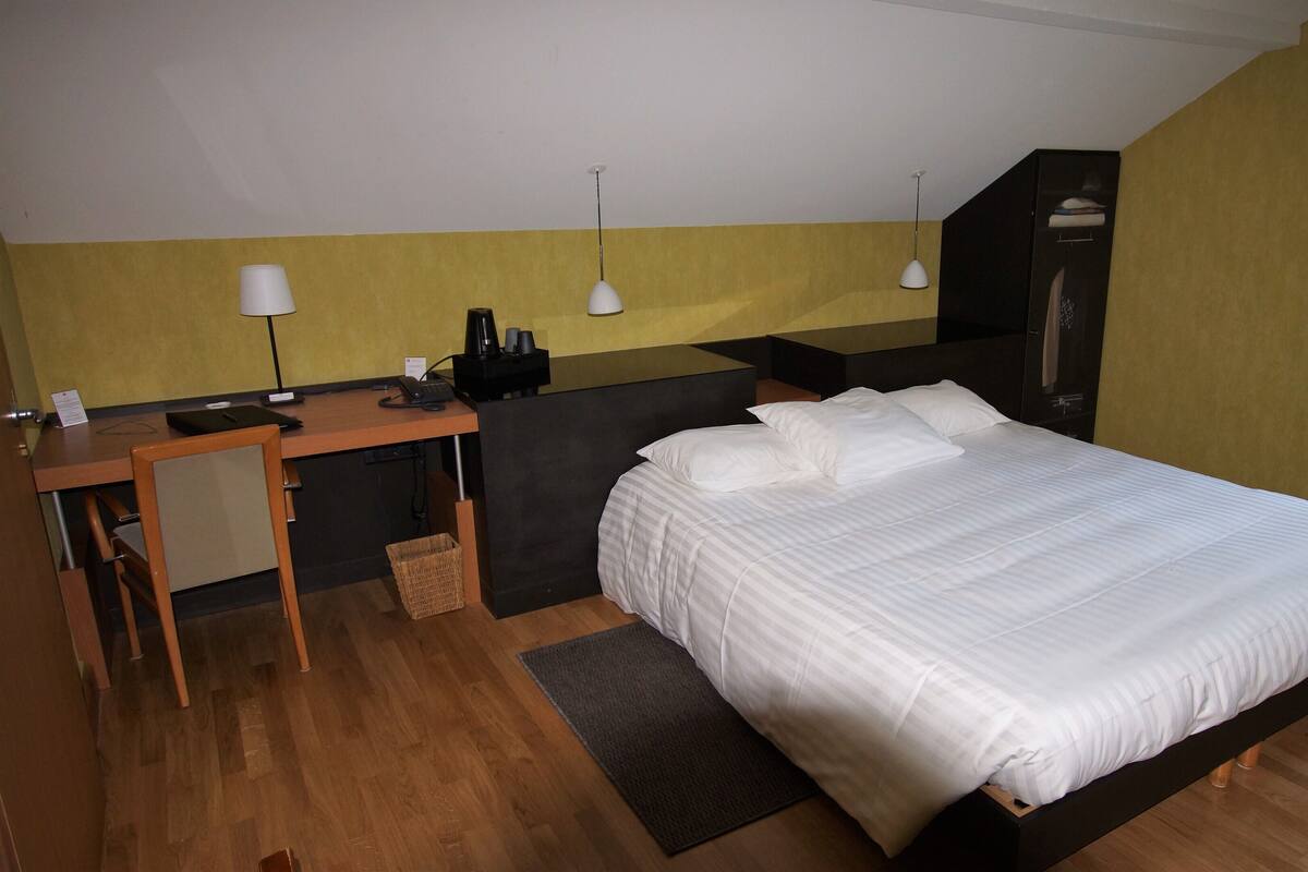 Classic Double or Twin Room | Minibar, in-room safe, laptop workspace, blackout drapes