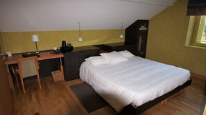 Classic Double or Twin Room | Minibar, in-room safe, laptop workspace, blackout drapes