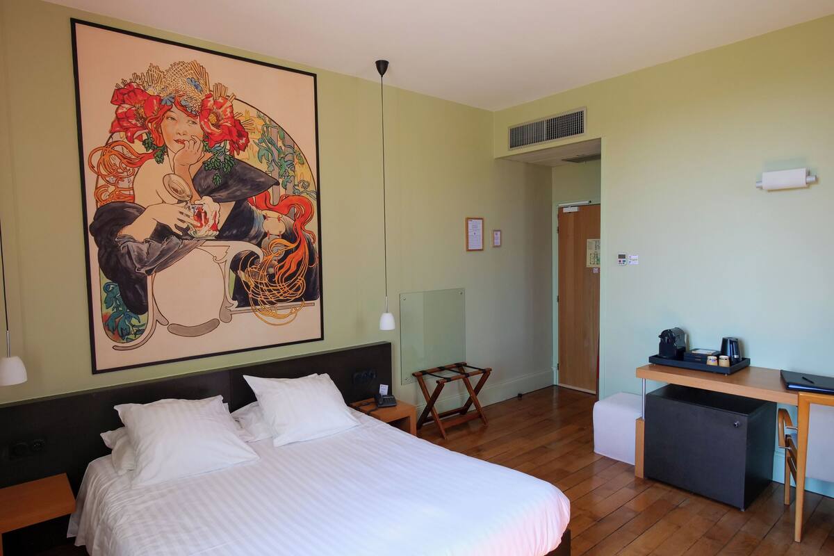 Quarto superior | Cofres nos quartos, cortinas blackout, quartos à prova de som