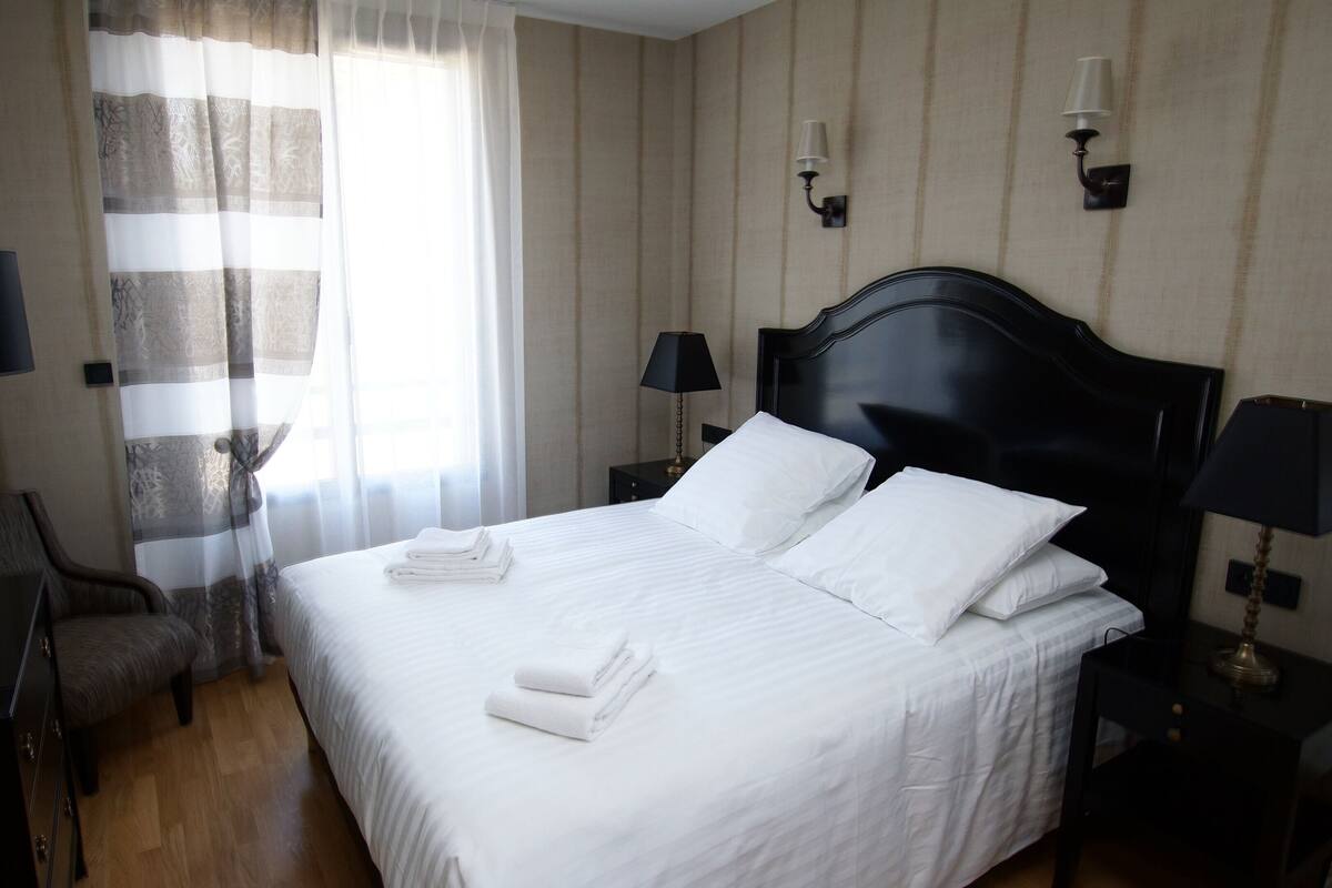 Classic Double Room | Minibar, in-room safe, laptop workspace, blackout drapes