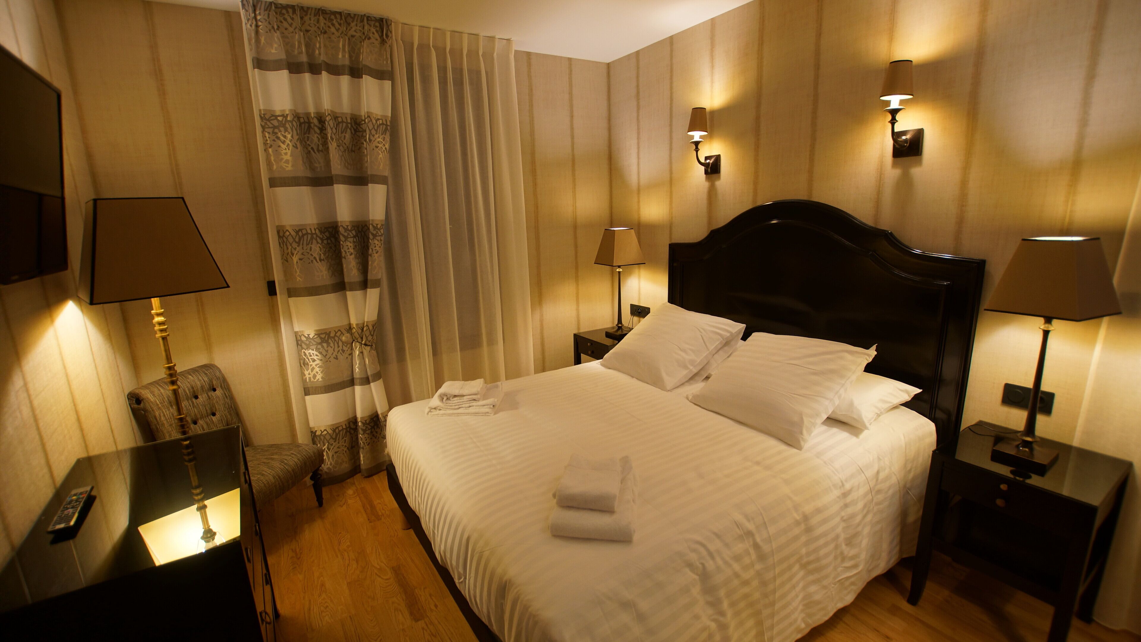 クラシック ダブルルーム | ミニバー、セーフティボックス (室内)、ノートパソコン用作業スペース、遮光カーテン