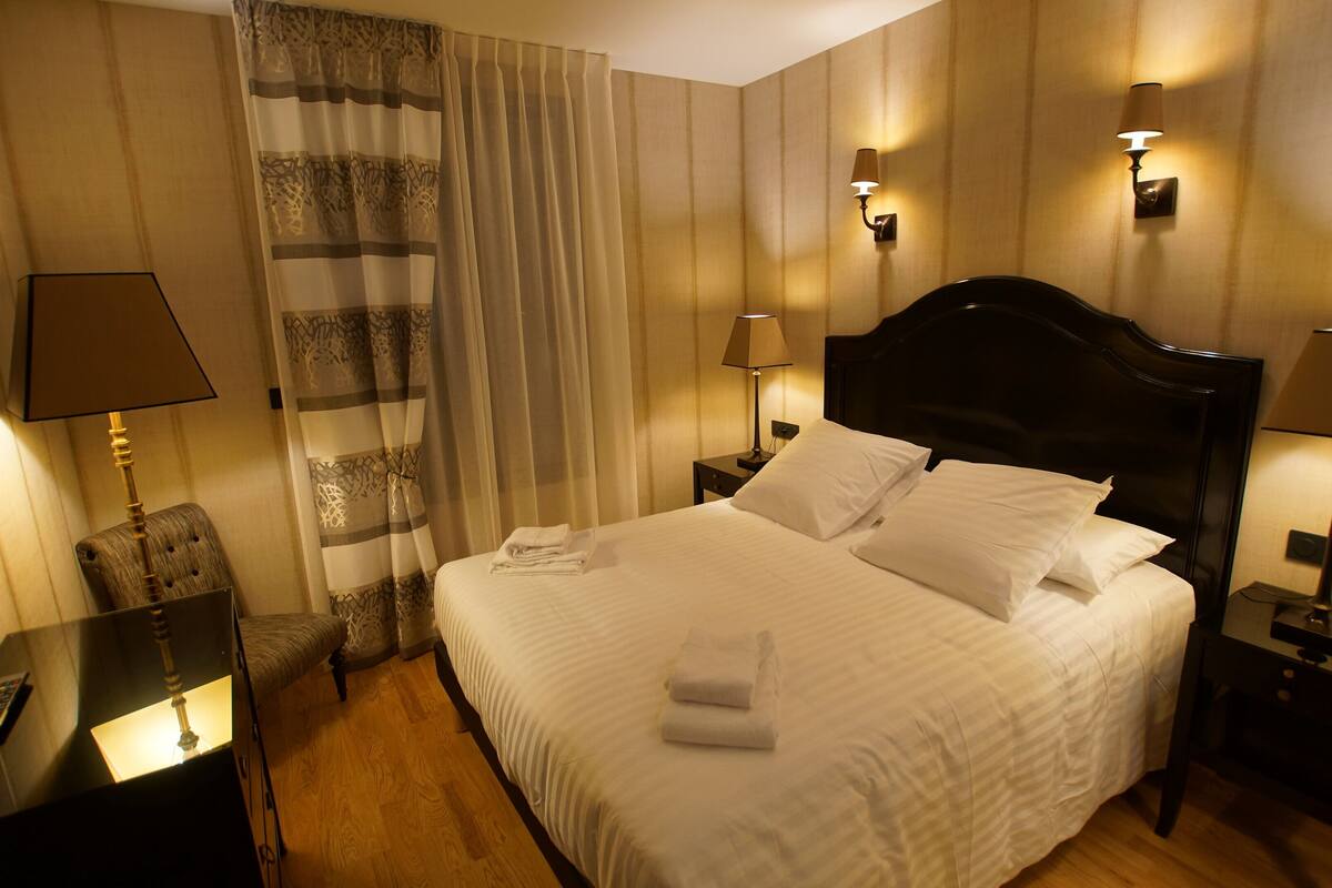Classic Double Room | Minibar, in-room safe, laptop workspace, blackout drapes