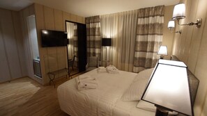 Quarto casal superior | Frigobar, cofres nos quartos, espaço de trabalho para notebook