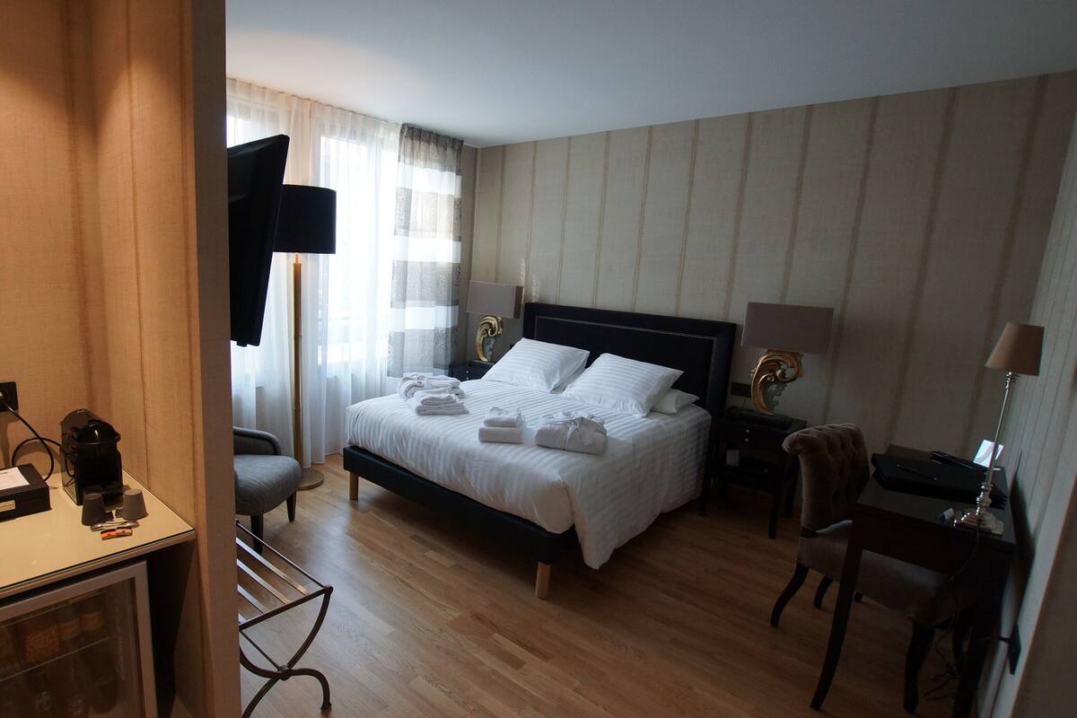 Superior Double Room | Minibar, in-room safe, laptop workspace, blackout drapes