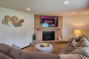 Una Smart TV, una chimenea