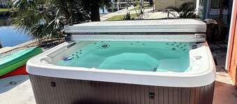 Charming 2-bedroom waterfront townhome with WiFi, AC Hot Tub and dock