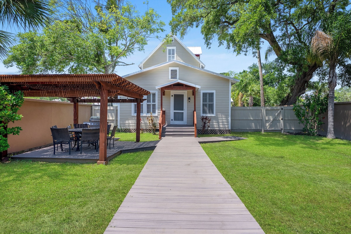 Photo 4 of 5 Min Walk to St. George Street~Resort Access to Pool & Gym~King Beds~Grill~Wifi