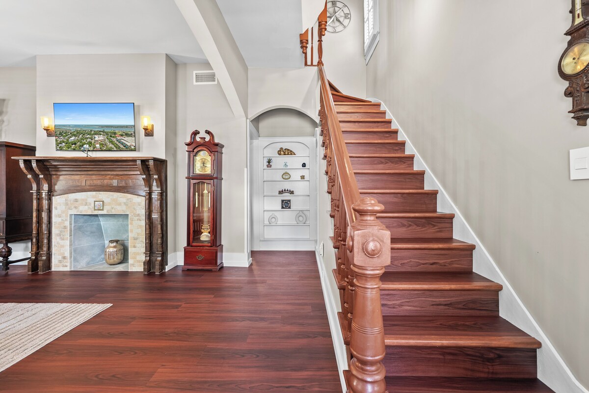 Photo 8 of 5 Min Walk to St. George Street~Resort Access to Pool & Gym~King Beds~Grill~Wifi