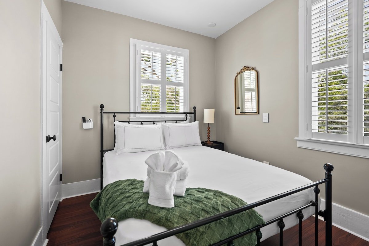 Photo 26 of 5 Min Walk to St. George Street~Resort Access to Pool & Gym~King Beds~Grill~Wifi