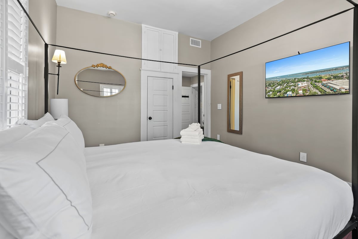 Photo 18 of 5 Min Walk to St. George Street~Resort Access to Pool & Gym~King Beds~Grill~Wifi
