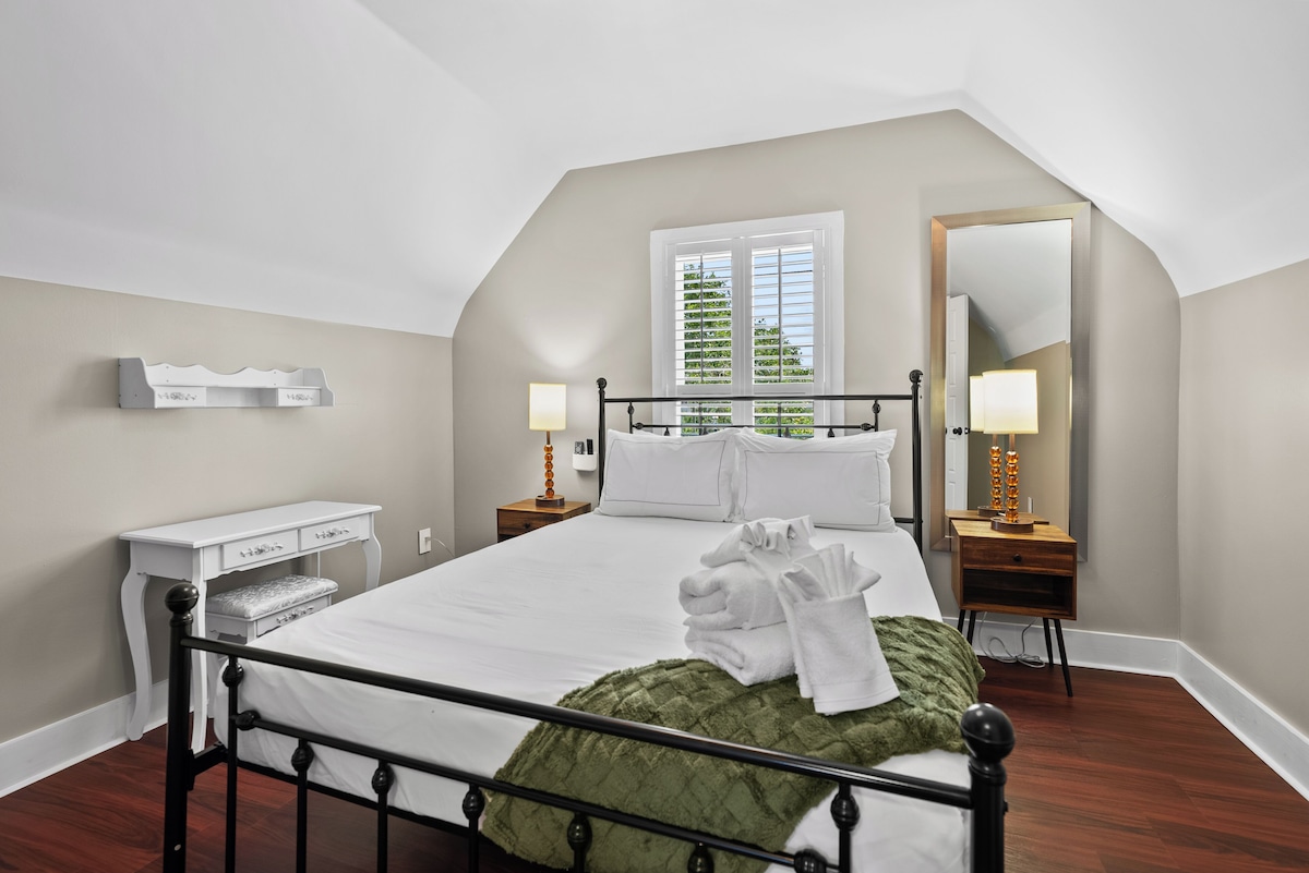 Photo 35 of 5 Min Walk to St. George Street~Resort Access to Pool & Gym~King Beds~Grill~Wifi