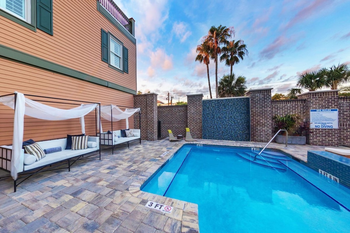 Photo 2 of 5 Min Walk to St. George Street~Resort Access to Pool & Gym~King Beds~Grill~Wifi