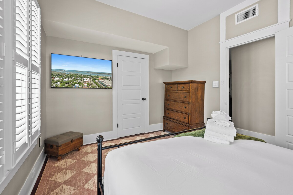 Photo 32 of 5 Min Walk to St. George Street~Resort Access to Pool & Gym~King Beds~Grill~Wifi
