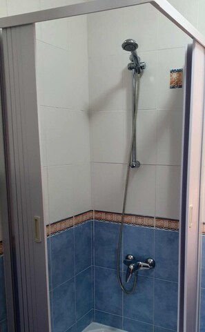 Douche, bidet, serviettes fournies, savon