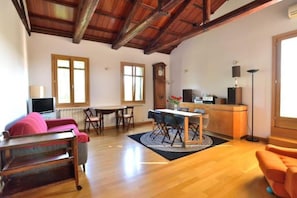 Penthouse, vue ville | Coin séjour