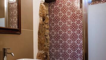 SĂšche-cheveux, bidet, serviettes fournies, savon