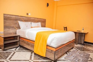 Standaard tweepersoonskamer, uitzicht op de stad | Gratis wifi, beddengoed