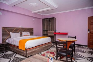 Standaard tweepersoonskamer, uitzicht op de stad | Gratis wifi, beddengoed