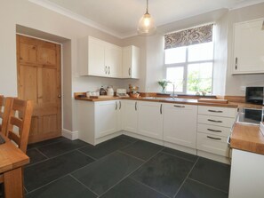 Batterie de cuisine, vaisselle et ustensiles