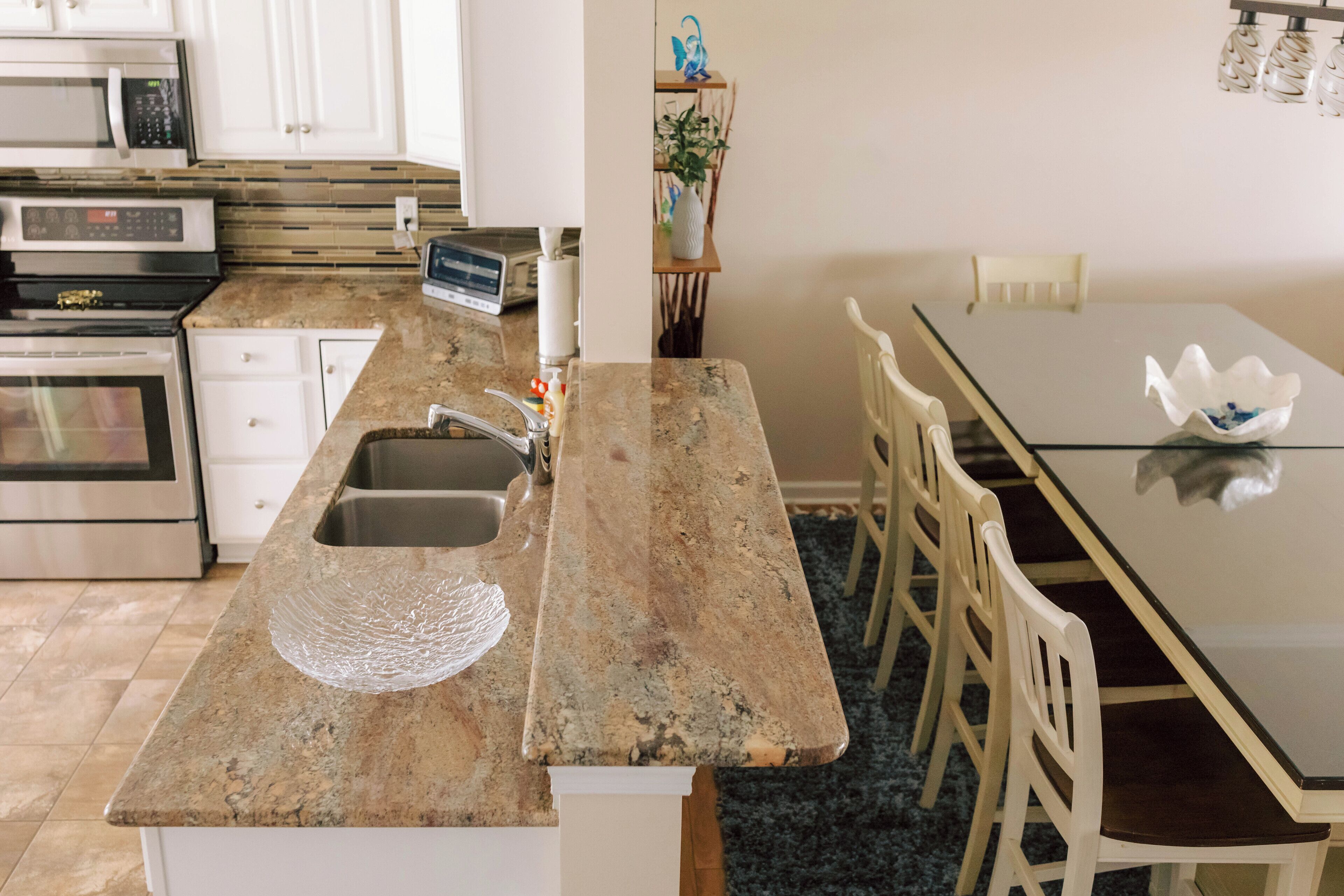 Mikrobølgeovn, ovn, kokeplater og oppvaskmaskin