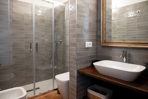 Haartrockner, Bidet, Handtücher, Seife