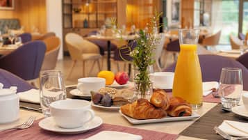 Dagelijks continentaal ontbijt (EUR 12.90 per persoon)
