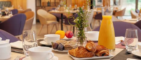 Petit déjeuner continental (12.90 EUR par personne)