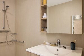 Shower, towels - Quality Suites Mont-de-Marsan (Mont-de-Marsan)