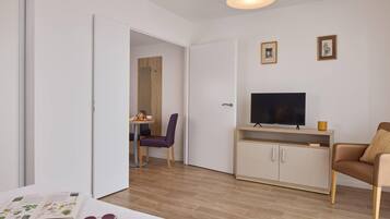 Studio | Cribs (free), WiFi (free), bed sheets