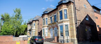 Warm and Comfortable Apartment with walking distance to Old Trafford Stadium
