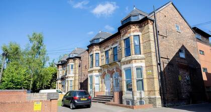 Warm and Comfortable Apartment with walking distance to Old Trafford Stadium