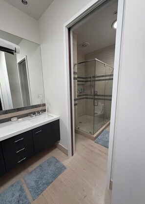 Douche, baignoire à jets, sèche-cheveux, bidet