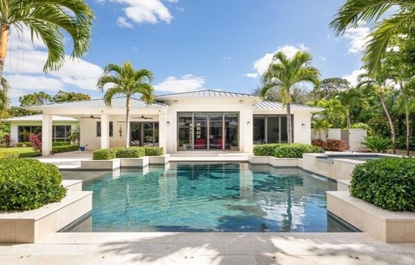 A heated pool - Pine Ridge Estates. Backyard Oasis. Minutes from the beach and downtown Naples (Naples)