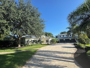 Property grounds - Pine Ridge Estates. Backyard Oasis. Minutes from the beach and downtown Naples (Naples)