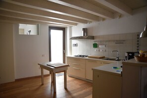Micro-ondes, four, plaque de cuisson, lave-vaisselle
