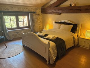 5 bedrooms, desk, iron/ironing board, travel cot