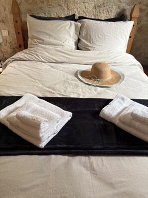 5 bedrooms, desk, iron/ironing board, travel cot