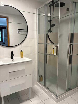 Dusche, Haartrockner, Handtücher, Seife