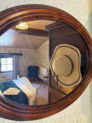 5 bedrooms, desk, iron/ironing board, travel cot