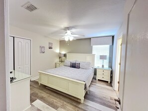 8 Schlafzimmer, Zimmersafe, Schreibtisch, Bügeleisen/Bügelbrett