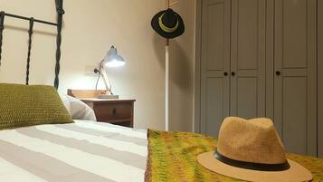 2 habitaciones, escritorio y tabla de planchar con plancha