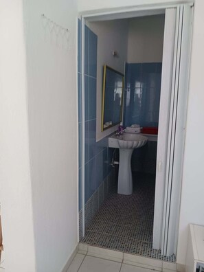 Regadera, toallas, jabón, papel de baño 