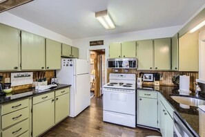 ثلاجة، ميكروويف، فرن، موقد طهي مسطح