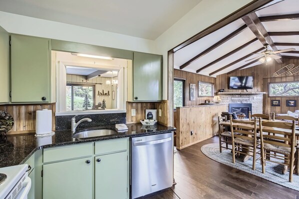 ثلاجة، ميكروويف، فرن، موقد طهي مسطح