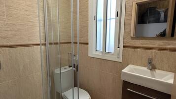 SĂšche-cheveux, serviettes fournies, savon, shampoing